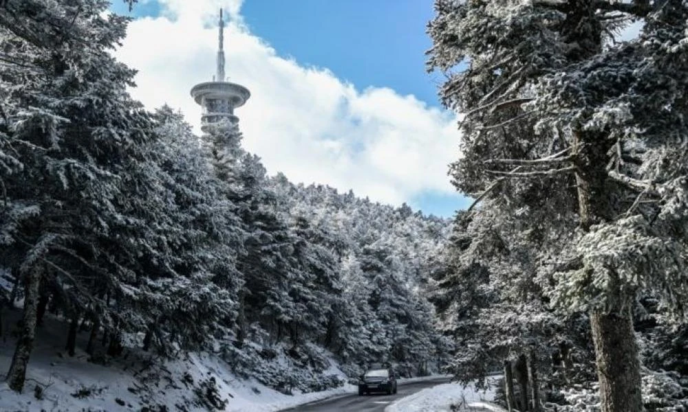 Διακόπηκε η κυκλοφορία των οχημάτων στη λεωφόρο Πάρνηθoς εξαιτίας χιονόπτωσης